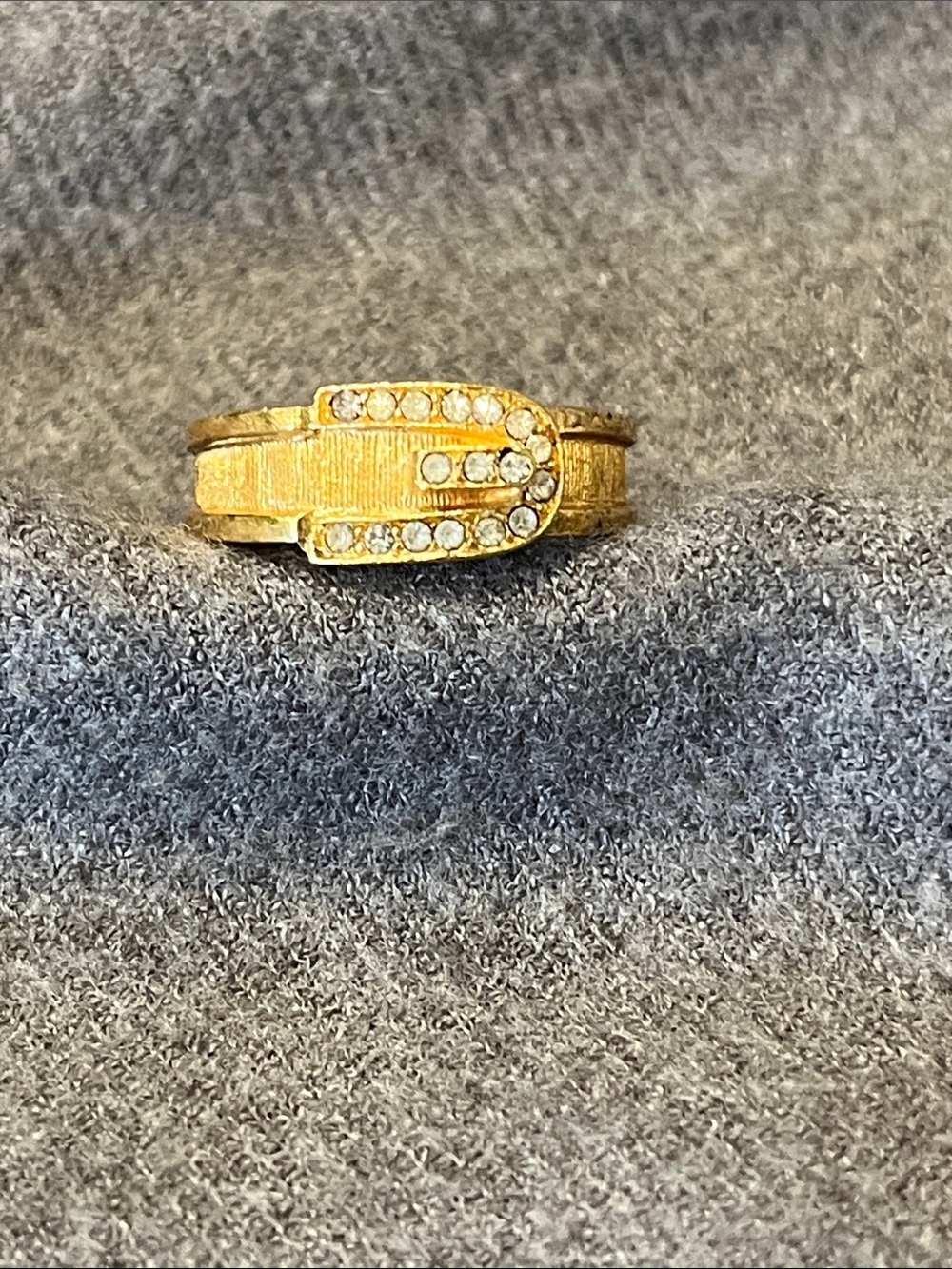 Vtg Avon Goldtone Buckle Ring